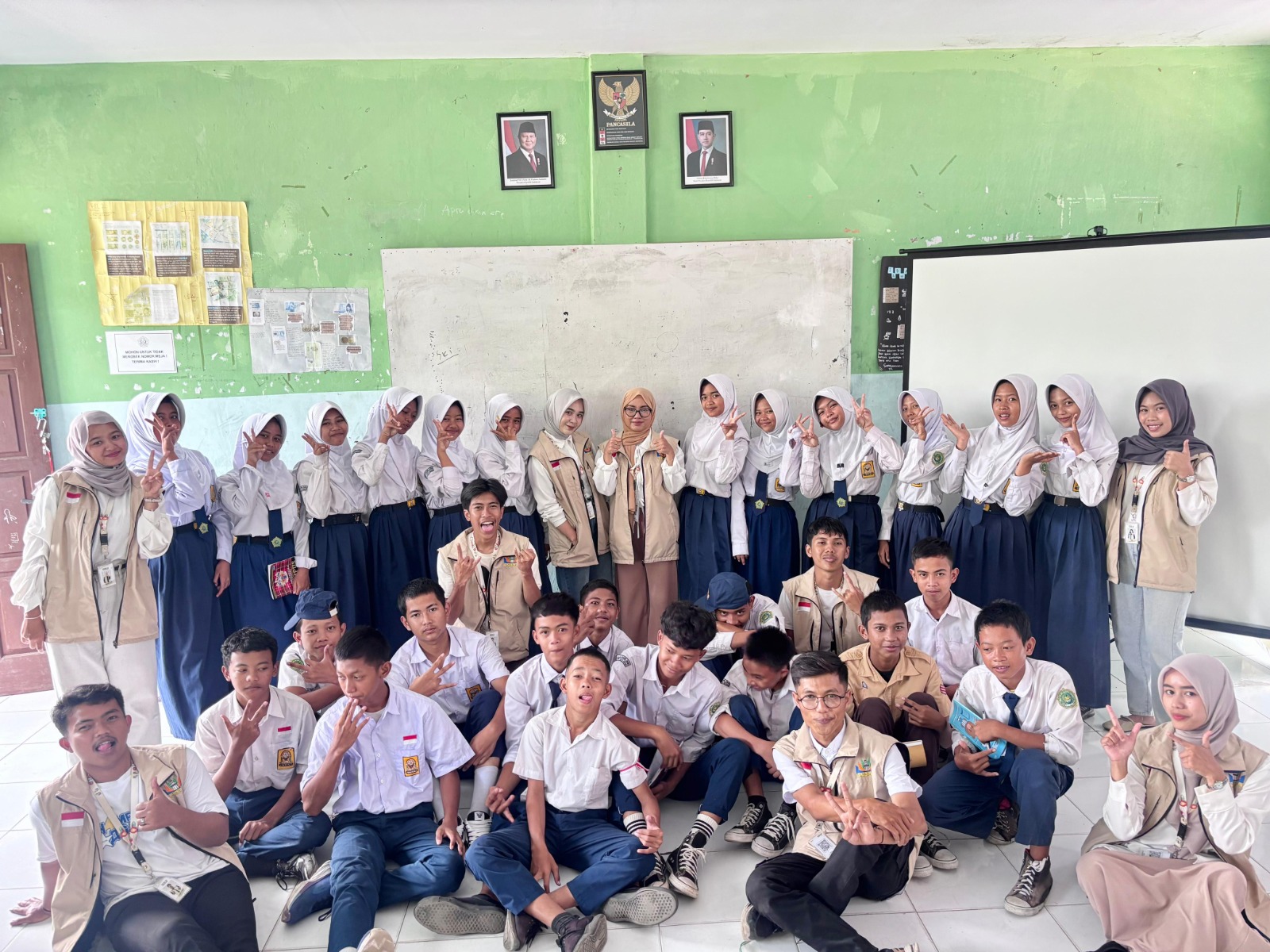 Tingkatkan Literasi Digital Siswa, KKM Kelompok 13 Kelurahan Karundang Universitas Banten Jaya Gelar Sosialisasi Microsoft Word di SMP Islam Daarul Yaqiin